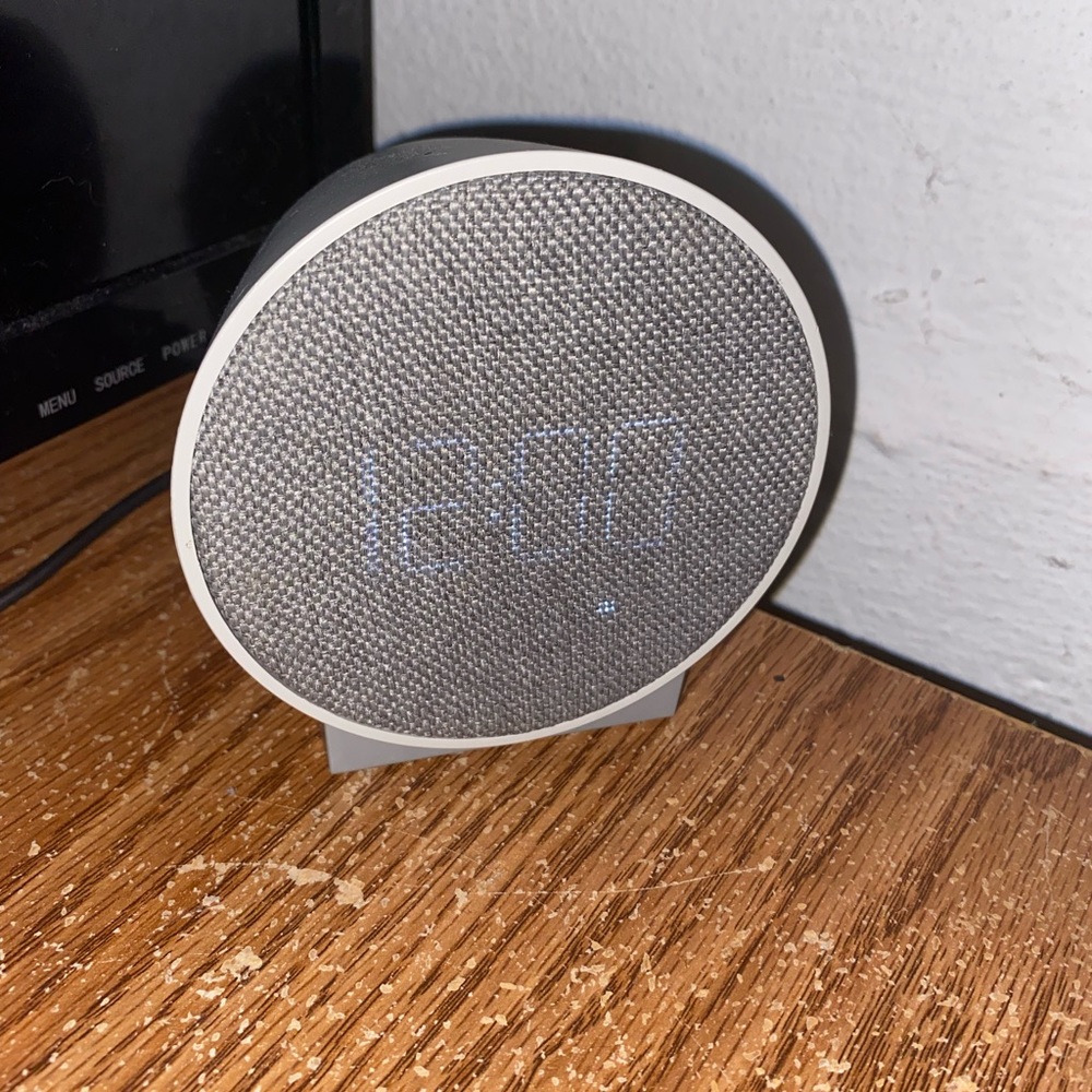 Smart alarm clock with usb hookup